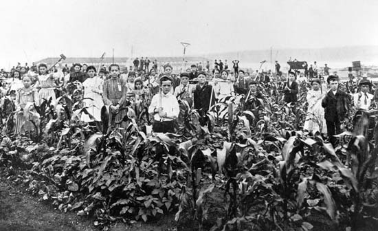 Children take a break from their work at De Witt Clinton Farm Garden to pose for a photo, circa 1902. Source: 1902 Parks Department Annual Report.