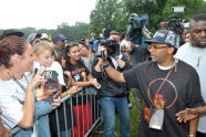 Spike Lee photographs the audience 